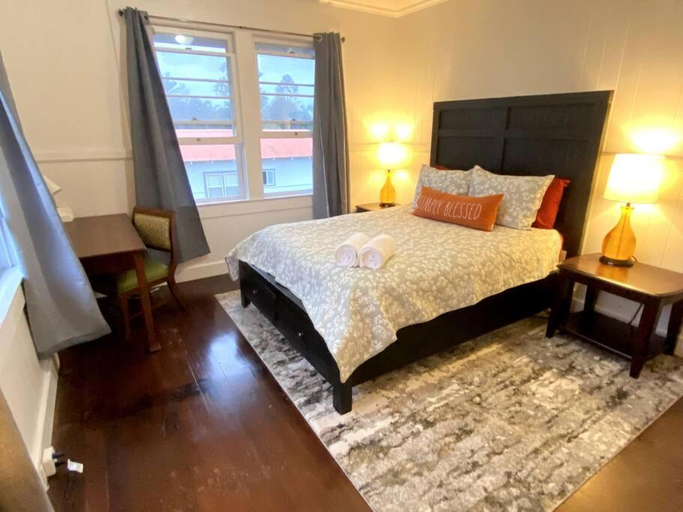 4, YOUR HILO HOMEBASE - Lovely 3 Bedroom in Heart of Hilo with AC!, Hawaii