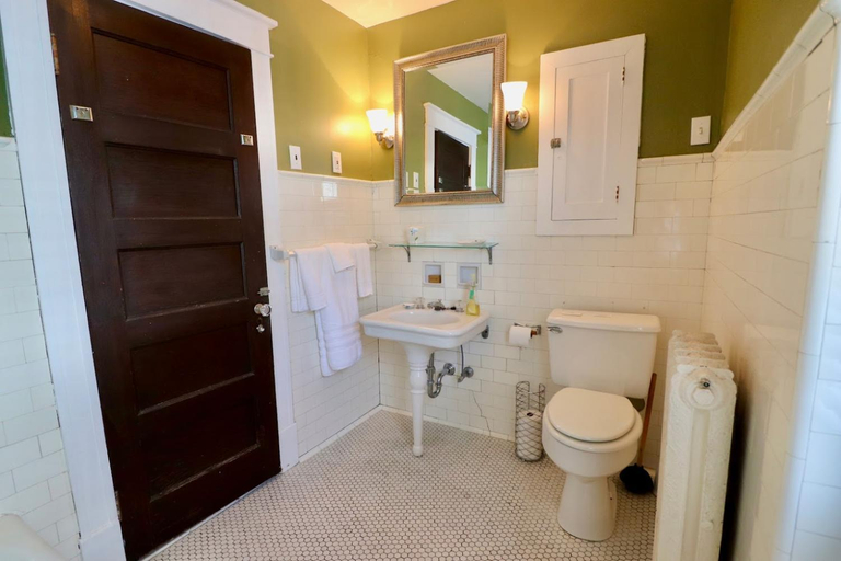 Bathroom 3, The Marshall House, Niagara
