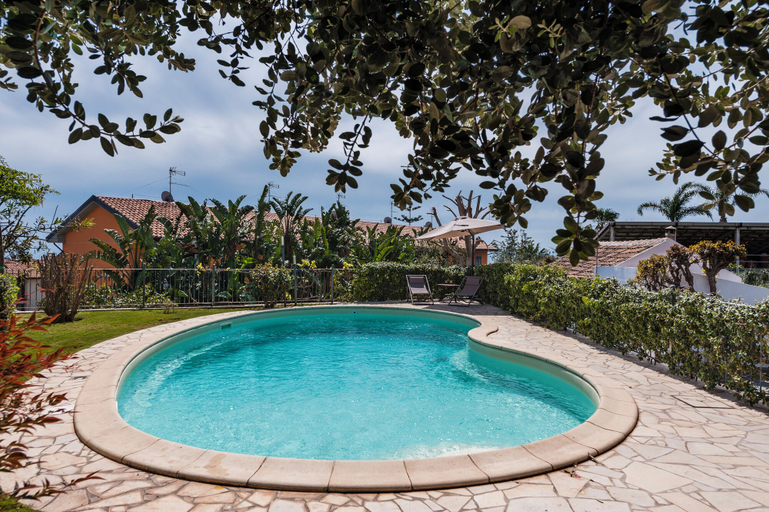 Sport & Beauty 4, City Cottage with Garden & Pool, Catania