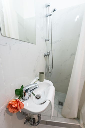 Bathroom 2, King Seventeen Homes, Budapesti