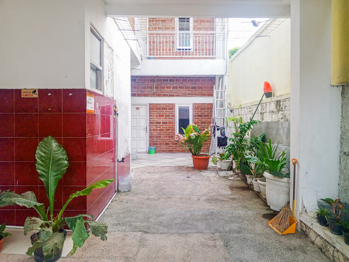 Exterior & Views 2, King Puntodewo Guesthouse RedPartner, Bantul