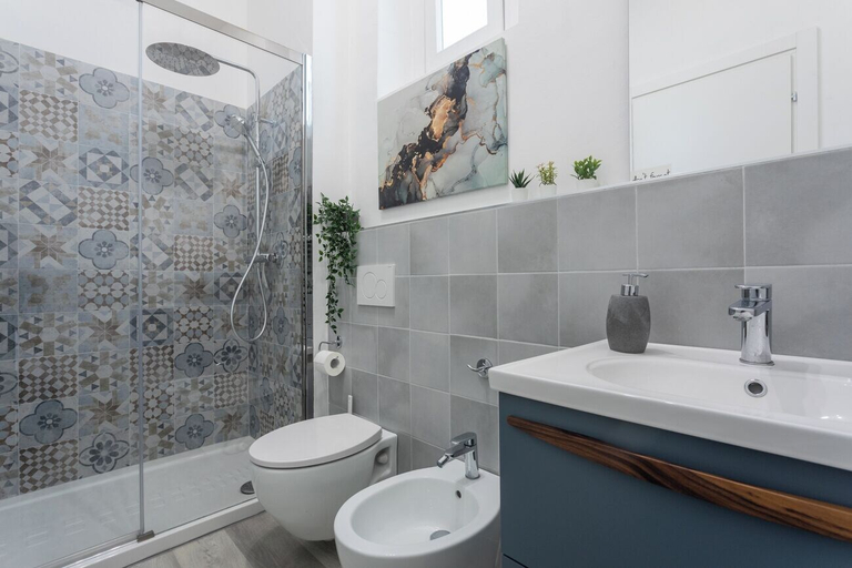 Bathroom 4, Sulla via del treno by Wonderful Italy, Torino