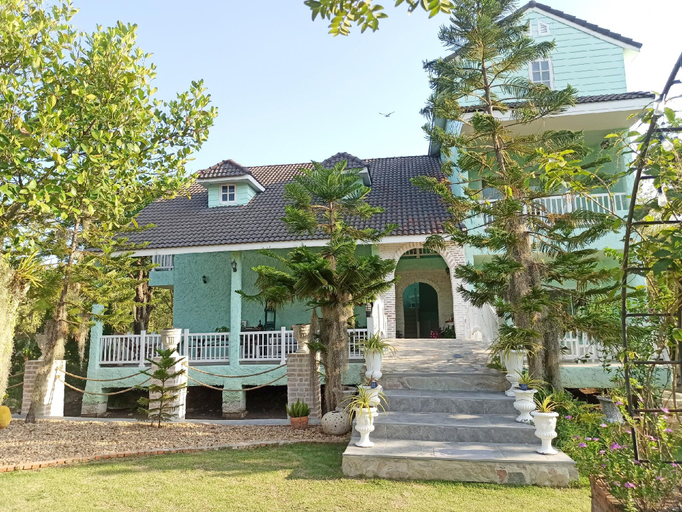 Exterior & Views