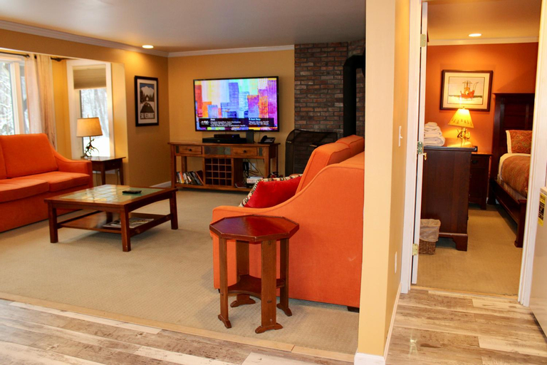 Others 3, Condo 7 Slopeside With Private Sauna and Hot Tub, Rutland