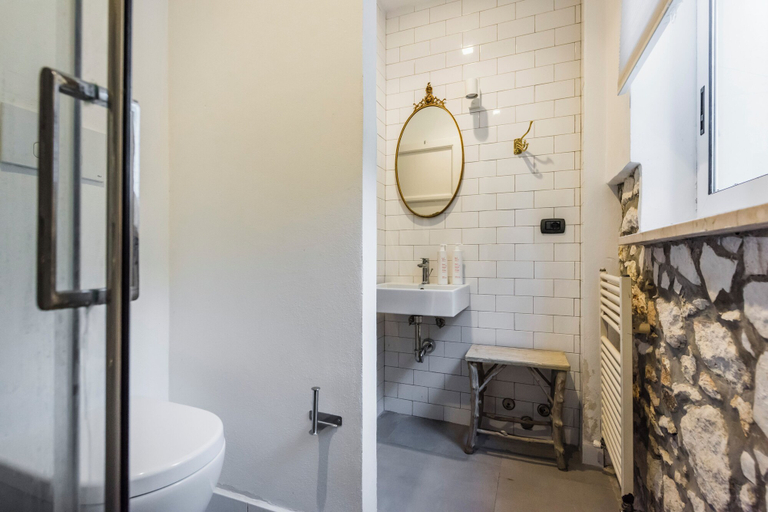 Bathroom 3, Casa nel Giardino della Neapolis, Syracuse
