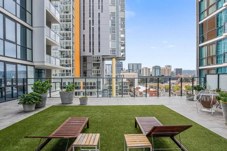 Stunning Views 2BR Luxury Pool Parking Gym WiFi, Adelaide
