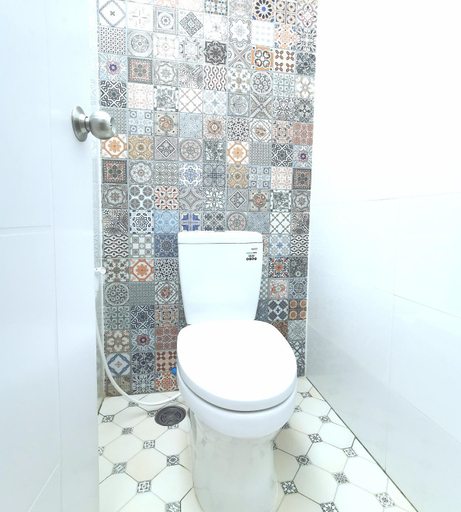 Bathroom 1, TAVEE Guesthouse, Dusit