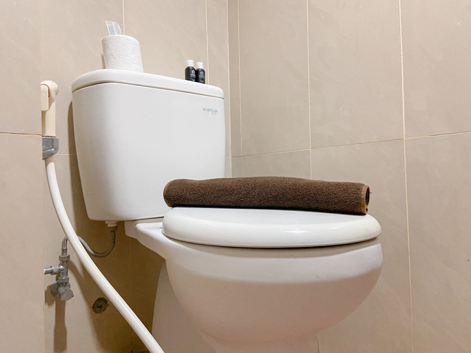 Bathroom 5, Compact Studio at Taman Melati Jatinangor Apartment By Travelio, Sumedang