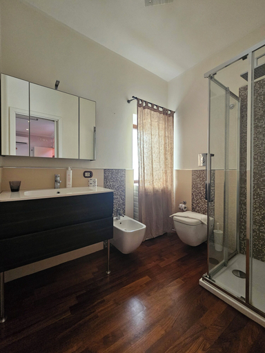Bathroom, Un Balcone su Via Bordonaro, Palermo