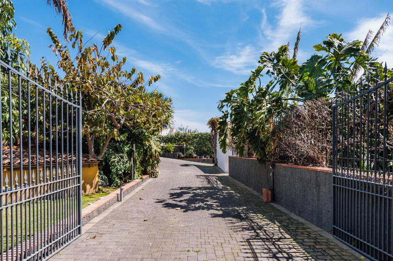 Others 5, City Cottage with Garden & Pool, Catania