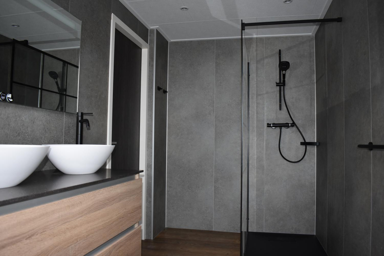 Bathroom 2, Hotel Dichtbijzee, Terschelling
