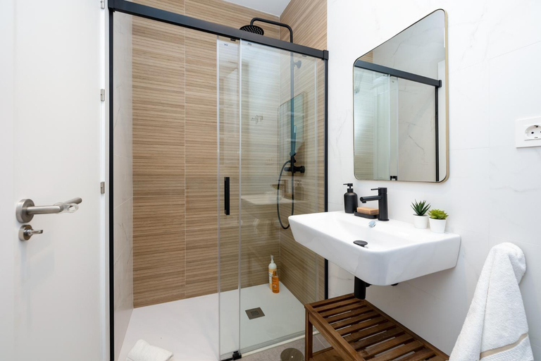 Bathroom 3, Luxury Gran Via Apartments, Granada