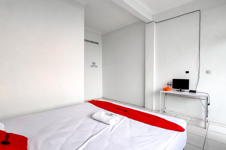 RedDoorz Syariah @ Neu Hostel Cisarua Lembang - Tap to explore photos