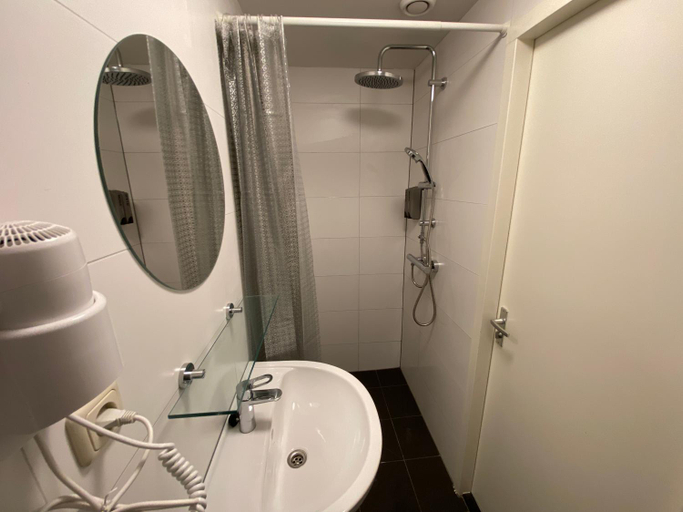 Bathroom 3, Xplore Hostel Amsterdam, Amsterdam