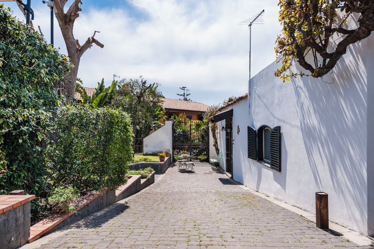 Exterior & Views 2, City Cottage with Garden & Pool, Catania
