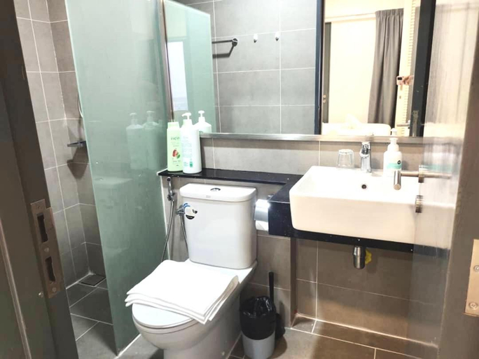 Bathroom 2, Tropicana 218 Macalister Water Purifier By Blue Sky Holidays, Pulau Penang