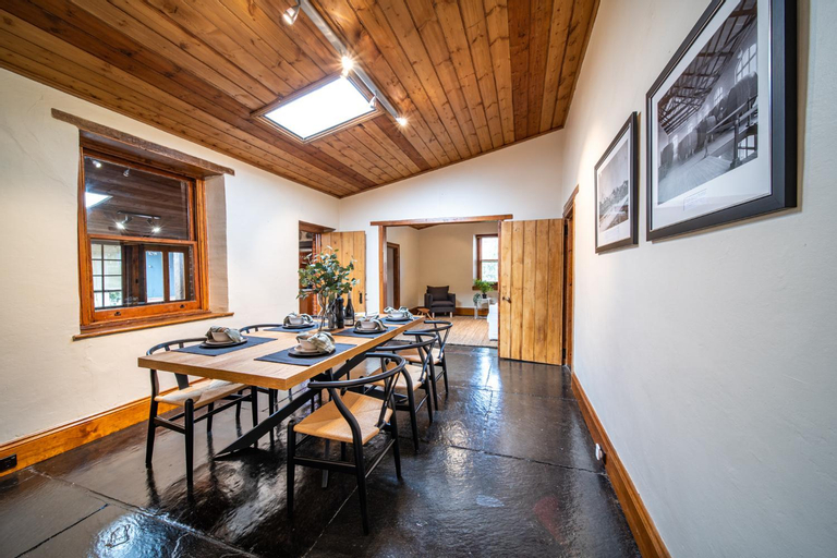 Others 5, Secret Garden - Luxury Cottage - Giant 85inch TV, Adelaide