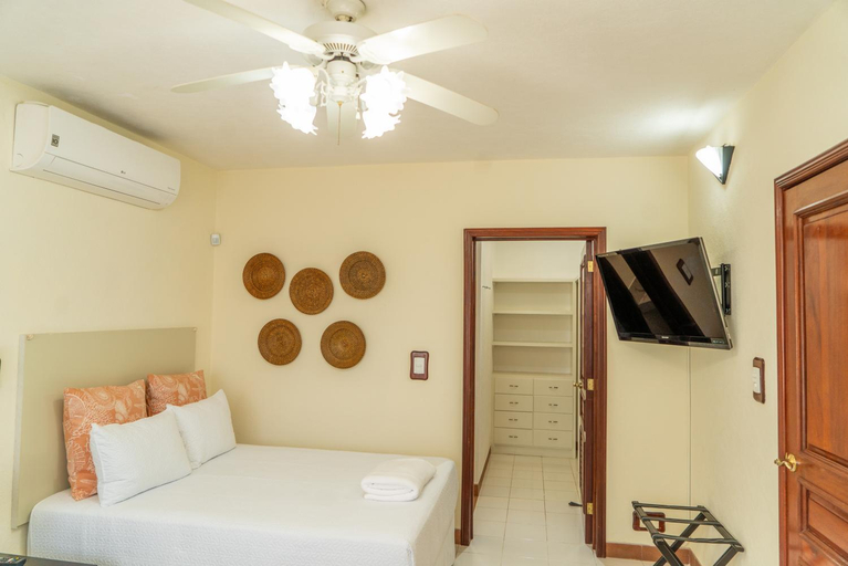 Facilities 3, Magnifica Villa Palmeras luxurious 4 Br 6 Bds 4 Ba private pool lagoon front super fast Wifi, Benito Juárez