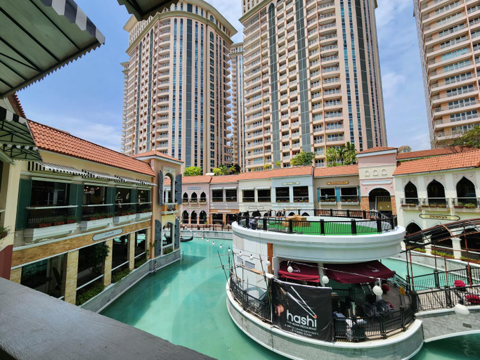 Food & Drinks 2, 12e Spacious Cozy Suite at The Venice Mall with FREE Parking and Washing Machine, Taguig