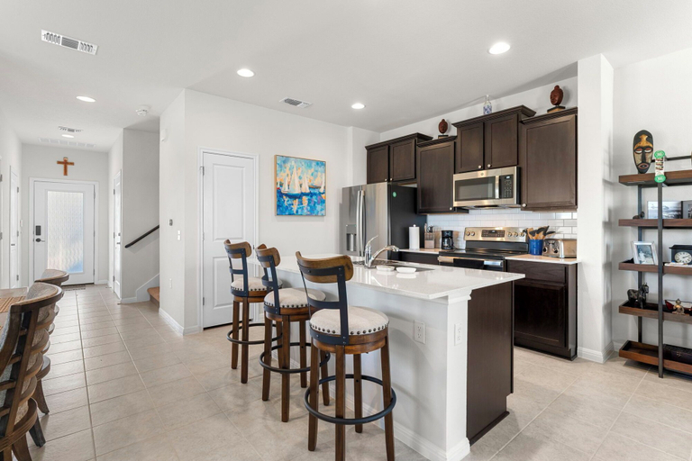 Food & Drinks, Relaxing 3BR Retreat Community Pool Gym, Travis
