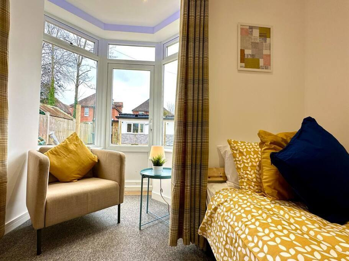 Others 4, Large New 4 bedroom House Sleeps up to 12 - Accepts Groups - Great Location - FREE Parking - Fast Wi, Bournemouth