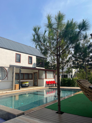 Swimming Pool 13