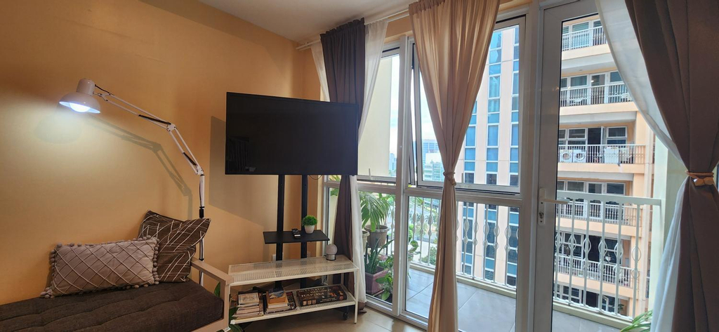 Spacious Cozy Family Suite at The Venice Mall with Parking, Taguig