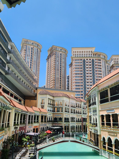 Food & Drinks 3, 12e Spacious Cozy Suite at The Venice Mall with FREE Parking and Washing Machine, Taguig