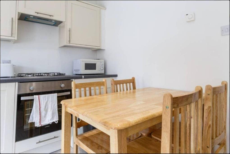 Others 3, Redecorated Double room with shared bathroom and kitchen, London