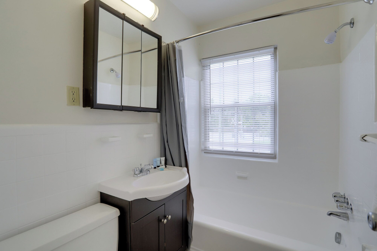 Bathroom 4, Prime Alexandria Location Corporate Apt, Alexandria