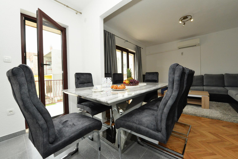 Others 4, Apartmani Ivan, Kaštela