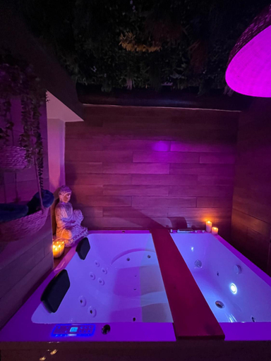 Sport & Beauty, Le balneo jacuzzi Vieil Antibes Safranier, Alpes-Maritimes