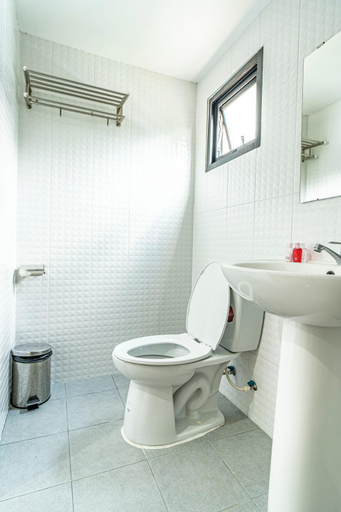Bathroom 1, Laewan Guesthouse, Ko Phangan
