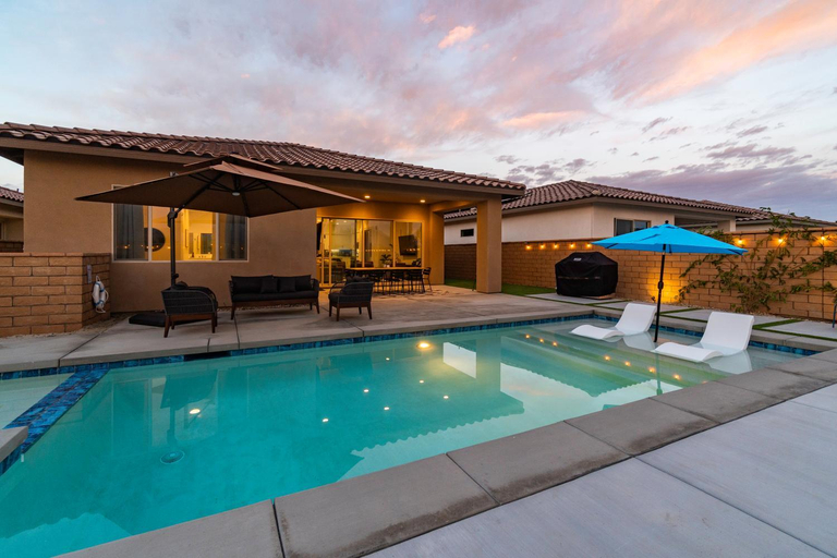 Swimming pool 3, New Home! Walk to Stadium Course, Riverside
