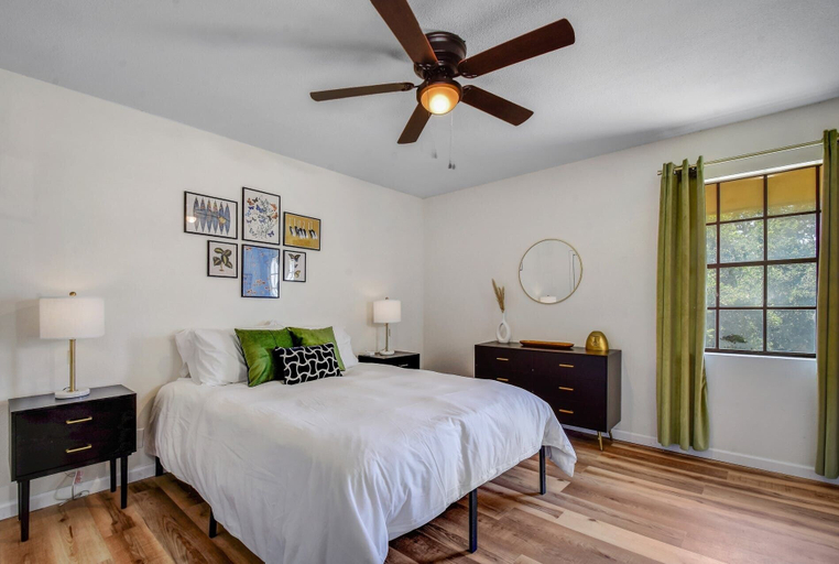 Bedroom 3, Midterm Getaway, Bexar