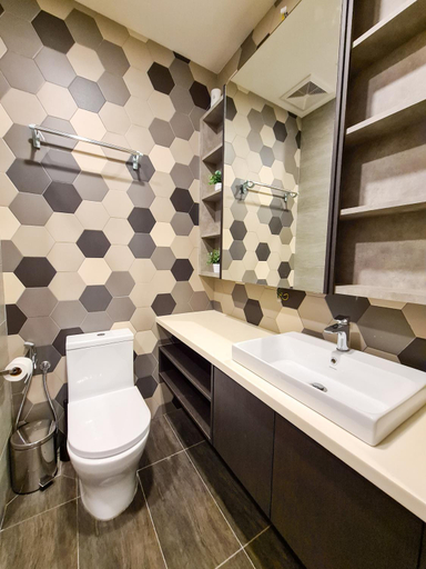 Others 5, Romantic Log Cabin - walk to KL Tower, KLCC, Bukit Bintang, Kuala Lumpur