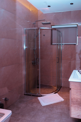 Bathroom 3, Tchetche Hotel & Restaurant, Accra