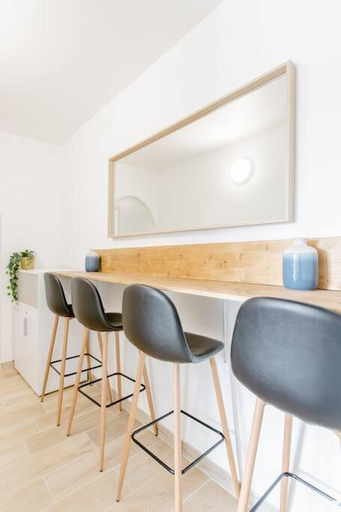 Others 4, Private room in renovated apartment - Tram 1 min walk, Alpes-Maritimes