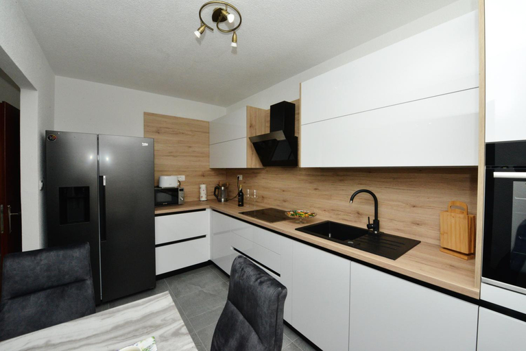 Others 2, Apartmani Ivan, Kaštela