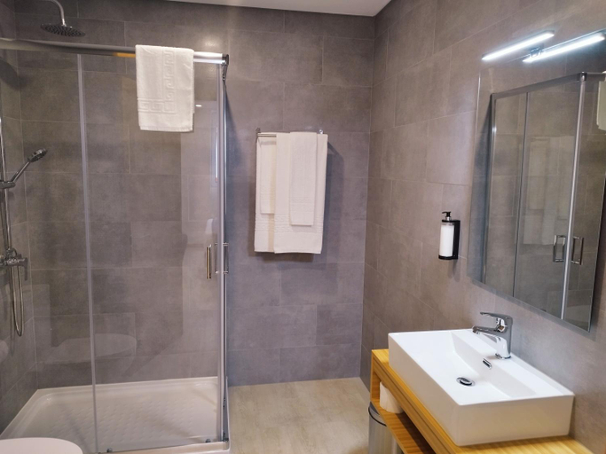 Bathroom 1, Santa Alegria Hostel, Ponta Delgada