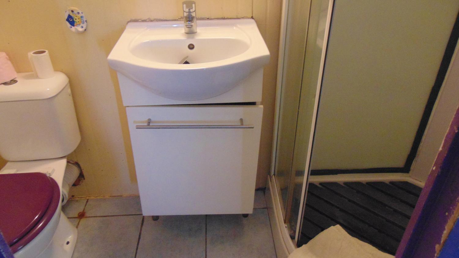 Bathroom 3, Caribgites, Sainte-Anne