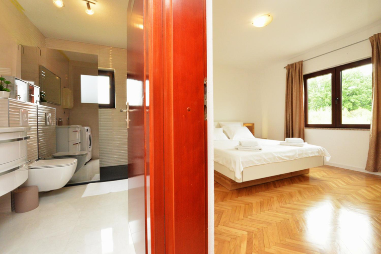 Others 5, Apartmani Ivan, Kaštela