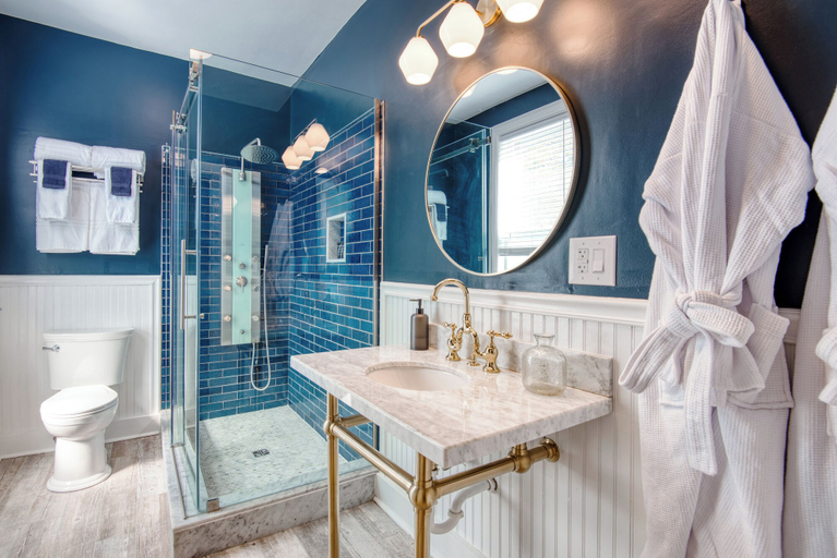 Bathroom 3, Hudson Navigator, Columbia
