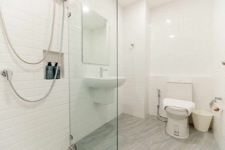 Bathroom 4, P9 Ratchada Hotel, Din Dang