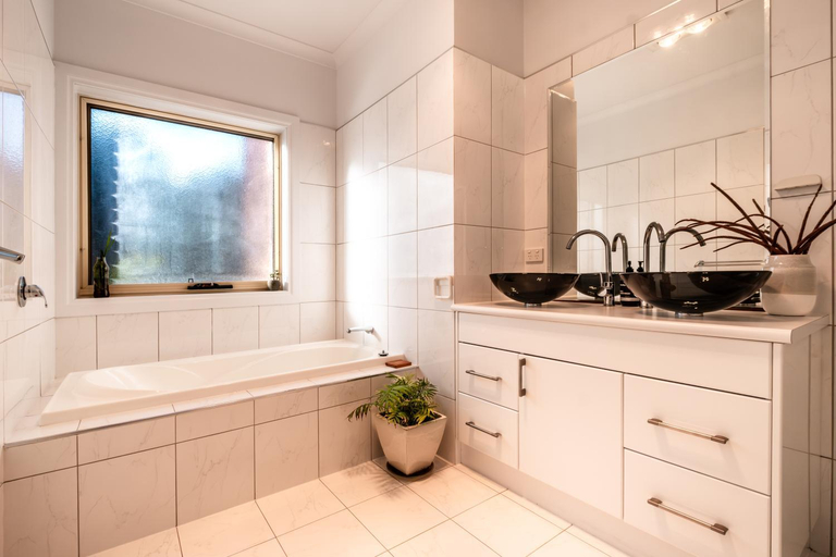 Bathroom 3, Ensorcelled, Glamorgan-Spring Bay