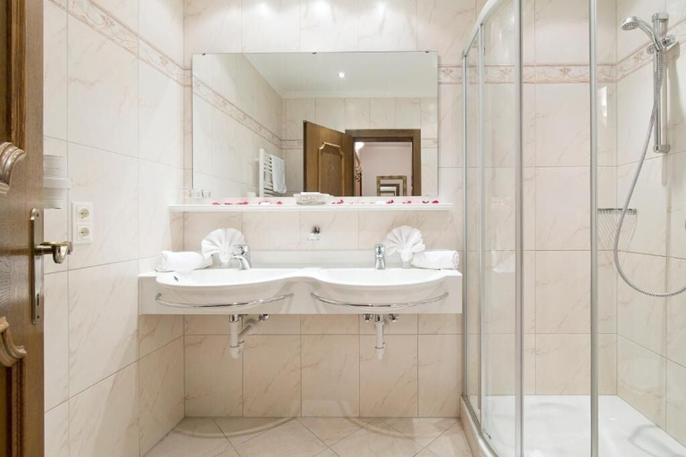 Bathroom 4, Hotel Englhof, Schwaz