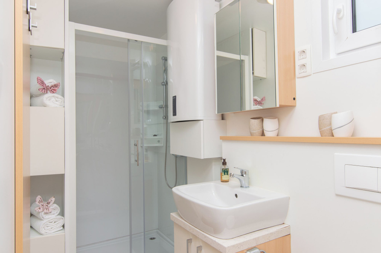 Bathroom, Eldamar Floating House, Piran