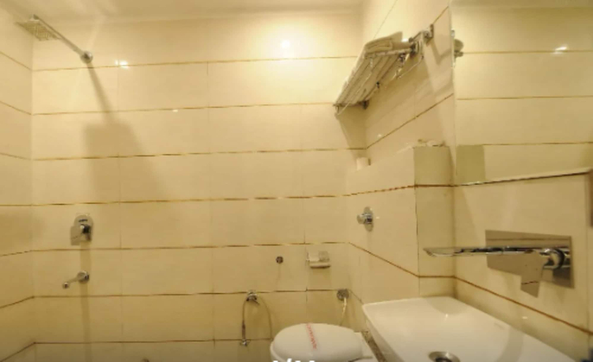 Bathroom, Goroomgo Pegaam palace Amritsar, Amritsar