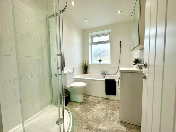 Bedroom 2, Large New 4 bedroom House Sleeps up to 12 - Accepts Groups - Great Location - FREE Parking - Fast Wi, Bournemouth