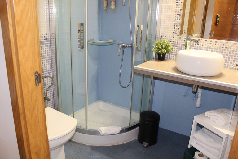 Bathroom 5, Pension Joakina, Guipúzcoa